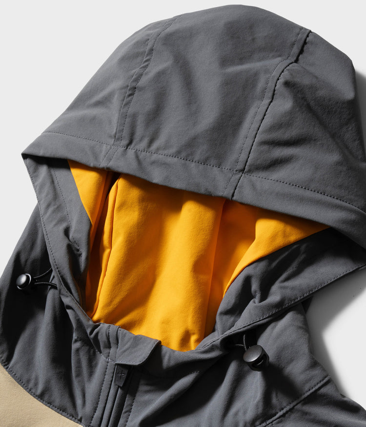 Ajustable Zip-up Hood & Cinch Waist